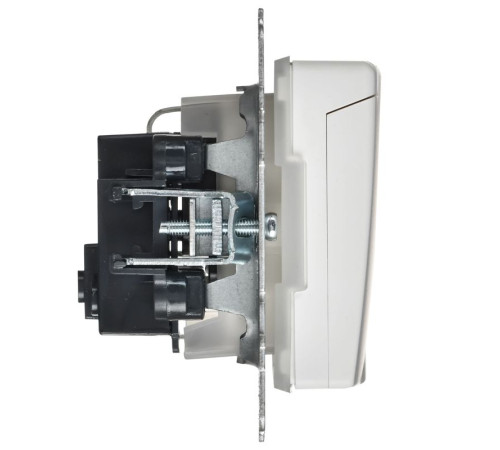 Розетка BRITE РСбш10-3-44-БрАБ 16А IP44 с заземл. защ. шторки с крышкой механизм арктич. бел. IEK BR-R16-16-44-K91